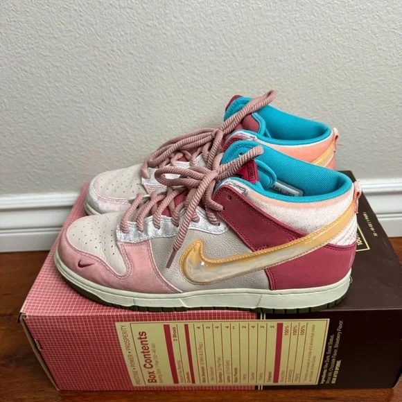 Social Status x Dunk Mid Strawberry Milk Size 10.5